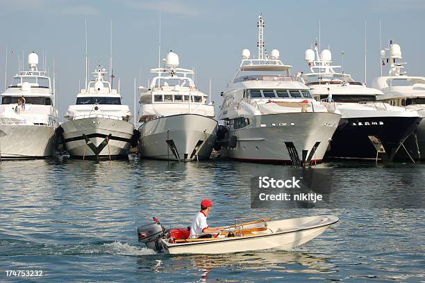 Examinar Biiig Embarcaciones En Cannes Foto de stock y más banco de imágenes de Yate - Yate, Puerto deportivo - Puerto, Cannes