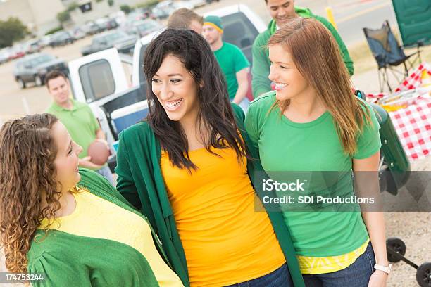 College Ragazze In Tailgate Party Durante Una Partita Di Football Americano - Fotografie stock e altre immagini di Abbigliamento casual