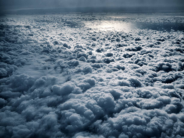 estratosfera, vista sobre o tropopause - cloud cloudscape stratosphere above imagens e fotografias de stock