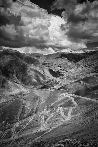 blick auf xizang - lhasa winding road high angle view viewpoint stock-fotos und bilder