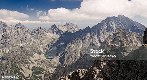 Paisaje De Las Montañas Foto de stock y más banco de imágenes de Aire libre - Aire libre, Carpathian Mountain Range, Cielo