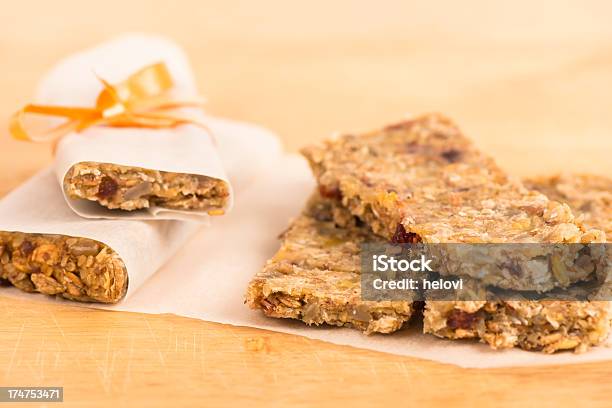 Photo libre de droit de Barres De Granola banque d'images et plus d'images libres de droit de Randonnée pédestre - Randonnée pédestre, Barre de céréales, Aliment