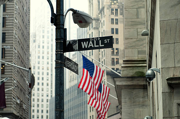 wall street, nova iorque - wall street new york stock exchange stock exchange street imagens e fotografias de stock