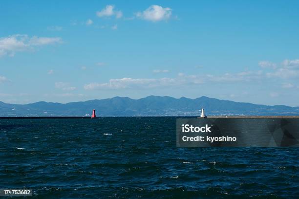 Faro E Il Porto - Fotografie stock e altre immagini di Acqua - Acqua, Ambientazione esterna, Ampio