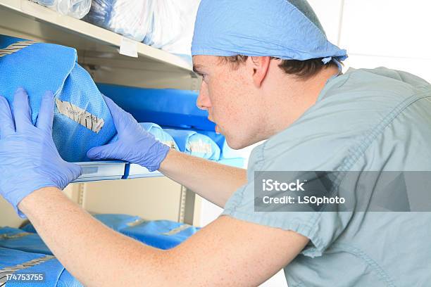 Foto de Sterilizer No Hospitalprocurando e mais fotos de stock de Adulto - Adulto, Aço, Biologia