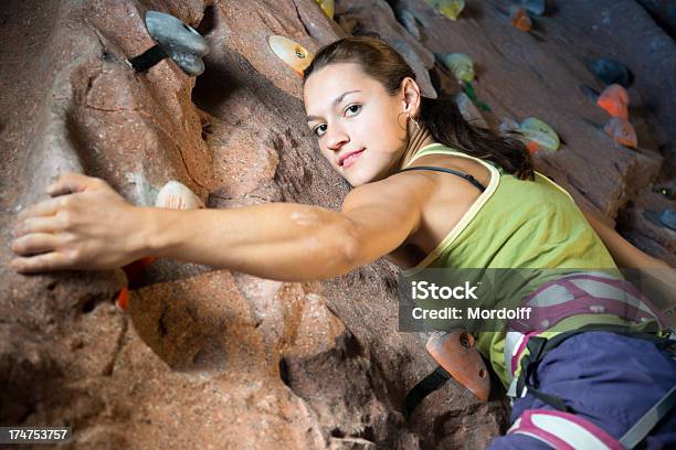 Młoda Kobieta Wspinaczka Skalna - zdjęcia stockowe i więcej obrazów Aktywny tryb życia - Aktywny tryb życia, Alpinizm, Czynność