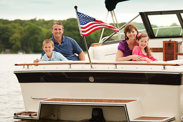 familia paseos en bote en el lago - nautical vessel motorboating motorboat fun fotografías e imágenes de stock