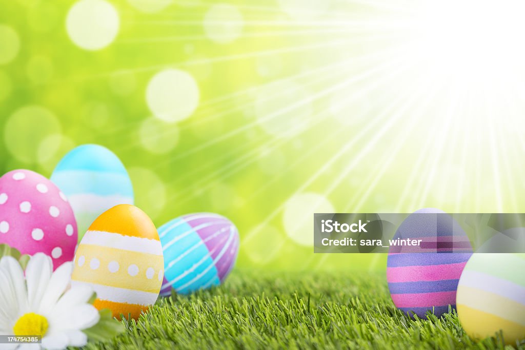 Dekoriert Ostern Eier im Gras mit grünem Hintergrund - Lizenzfrei Bildkomposition und Technik Stock-Foto
