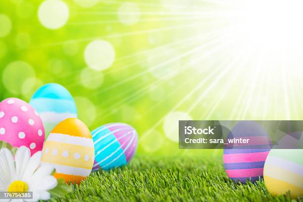 Dekoriert Ostern Eier Im Gras Mit Grünem Hintergrund Stockfoto und mehr Bilder von Bildkomposition und Technik