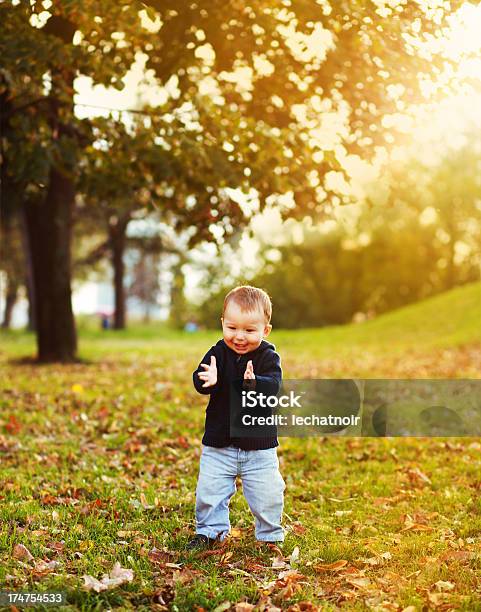 Szczęśliwy Dziecko Klaskać Ręce - zdjęcia stockowe i więcej obrazów 18 do 23 miesięcy - 18 do 23 miesięcy, Aktywny tryb życia, Chłopcy