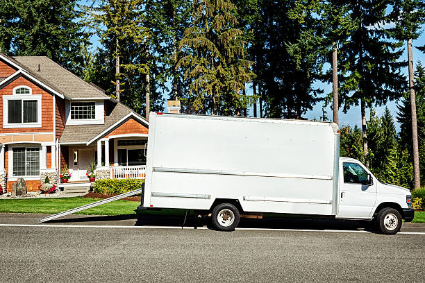 semplice bianco camion in movimento - moving van truck delivery van van foto e immagini stock