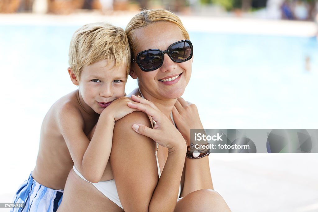 Madre e hijo se relaja junto a la piscina - Foto de stock de Adulto libre de derechos
