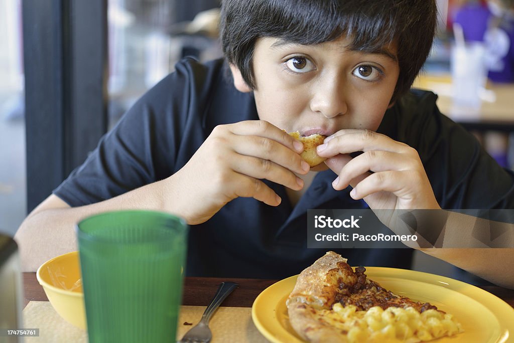 ピザボーイ食べる - 10歳から11歳のロイヤリティフリーストックフォト