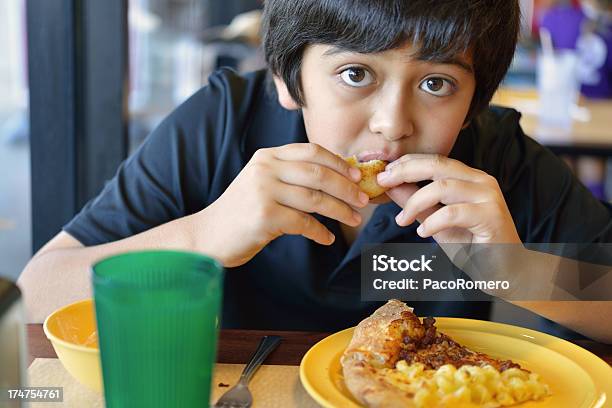 Foto de Rapaz Comendo Pizza e mais fotos de stock de 10-11 Anos - 10-11 Anos, Almoço, Asiático e indiano