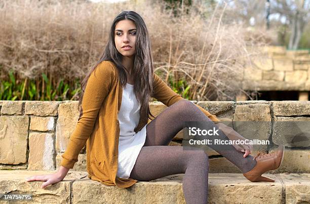 Jovem Mulher Sentada Em Um Parque - Fotografias de stock e mais imagens de 20-29 Anos - 20-29 Anos, Adulto, Algodão