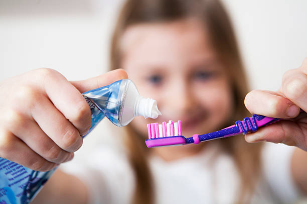 jeune fille se brosser ses dents - toothpaste photos et images de collection