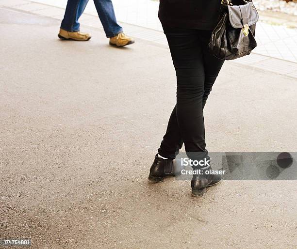 Photo libre de droit de Les Personnes Qui Font La Navette Vous Attend À Lextérieur De La Station De Métro De La Plateforme banque d'images et plus d'images libres de droit de Adulte