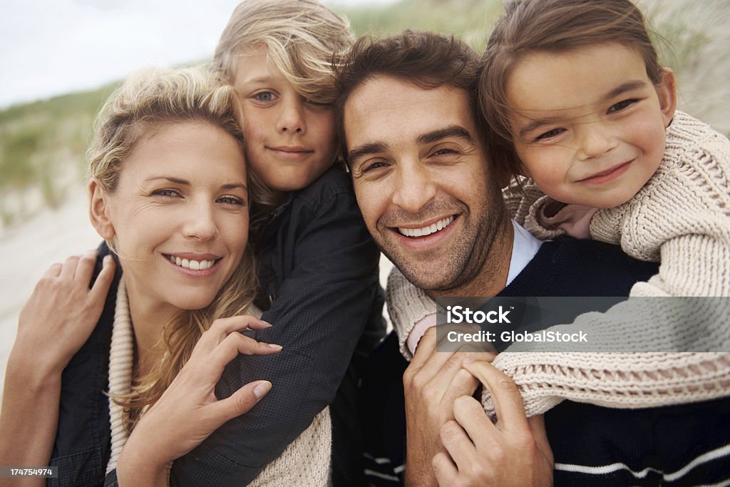 Diese Familie liebt den Strand - Lizenzfrei Attraktive Frau Stock-Foto