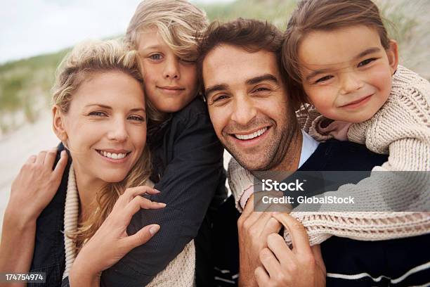 Este Família Adora A Praia - Fotografias de stock e mais imagens de Adulto - Adulto, Amor, Ao Ar Livre