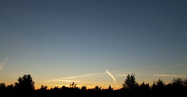 sonnenuntergang - vapor trail sky night sunset stock-fotos und bilder