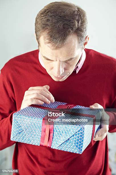 남자의 선물 선물에 대한 스톡 사진 및 기타 이미지 - 선물, 30-34세, 30-39세
