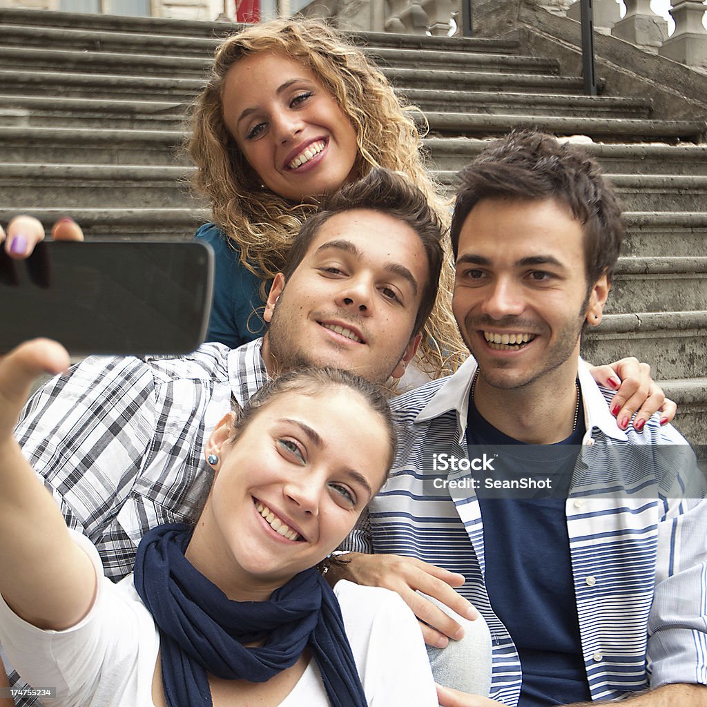 Vier glückliche Freunde, die ein Foto mit Handy - Lizenzfrei Vier Personen Stock-Foto