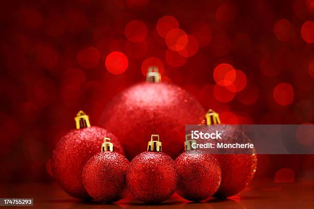 Red Christmas Ball Stockfoto und mehr Bilder von Beleuchtet - Beleuchtet, Bildhintergrund, Bildschärfe