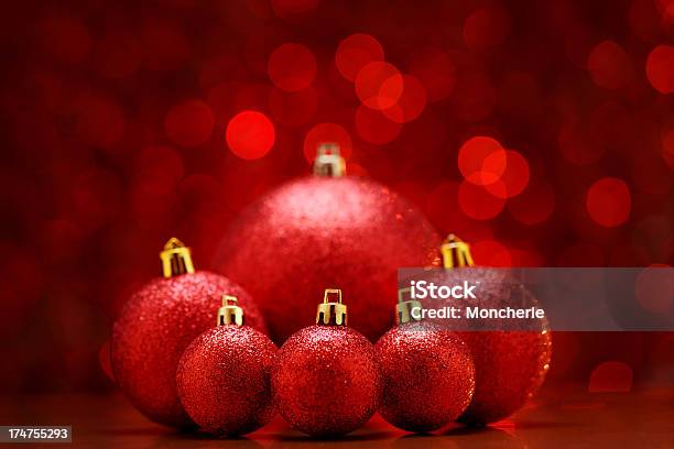 Bolas De Natal Vermelha - Fotografias de stock e mais imagens de Artificial - Artificial, Artigo de Decoração, Bola de Árvore de Natal