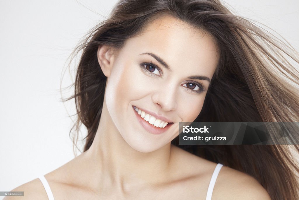 Retrato de una joven belleza de mujer con una sonrisa brunette - Foto de stock de Mujeres libre de derechos
