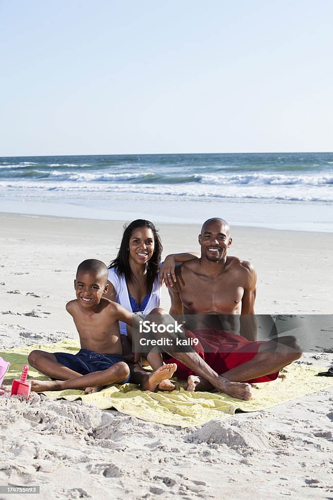 Famiglia afro-americana sulla spiaggia - Foto stock royalty-free di 6-7 anni