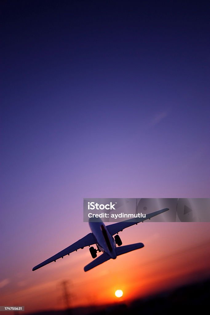 Avión volando contra la puesta de sol - Foto de stock de Avión libre de derechos