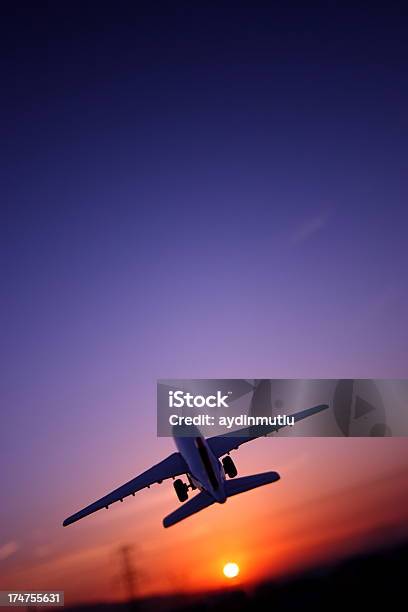 Avión Volando Contra La Puesta De Sol Foto de stock y más banco de imágenes de Avión - Avión, Brillante, Calor