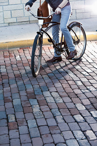 vista recortada de homem bicicleta de equitação - sc0581 imagens e fotografias de stock