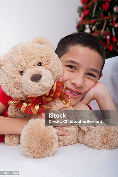 Natalo Menino Sorridente Agarrar Urso De Pelúcia - Fotografias de stock e mais imagens de 8-9 Anos - 8-9 Anos, Abraçar, Alegria