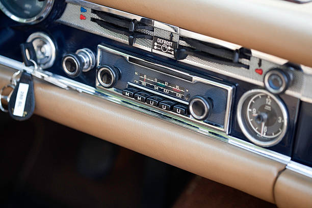istock Old car radio 174755808