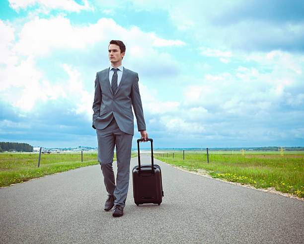 voyage d'affaires - leaving business landscape men photos et images de collection