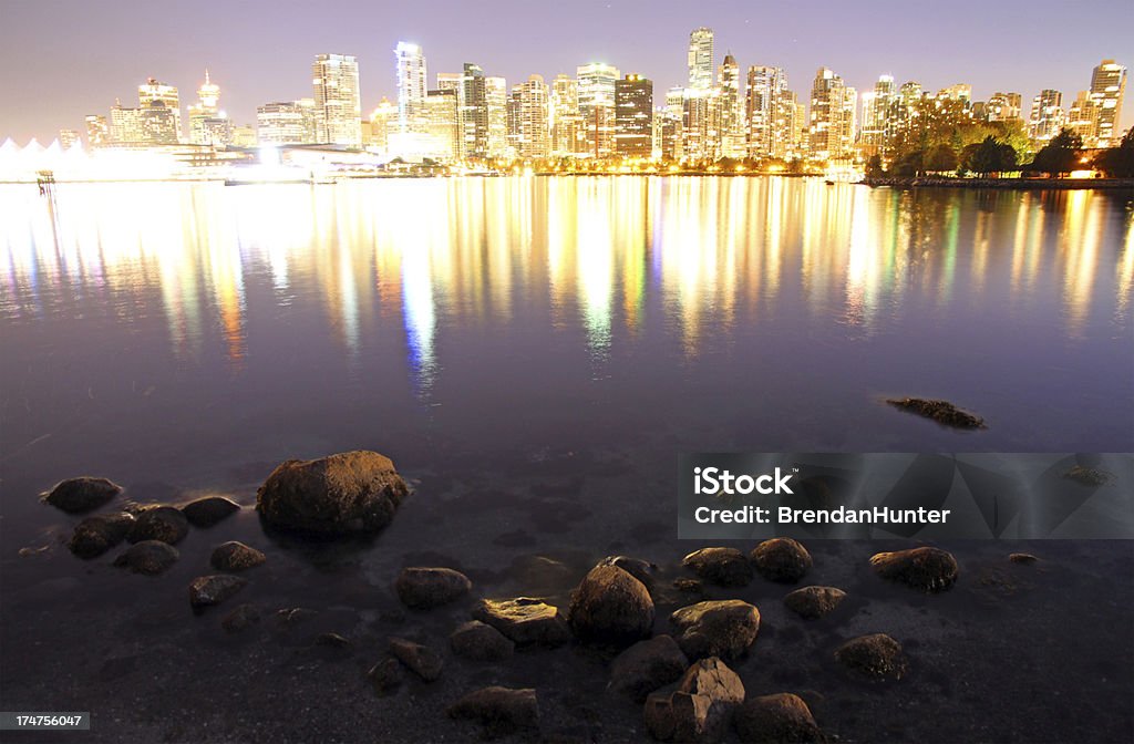 Светящийся города в Ocean's Edge - Стоковые фото Архитектура роялти-фри