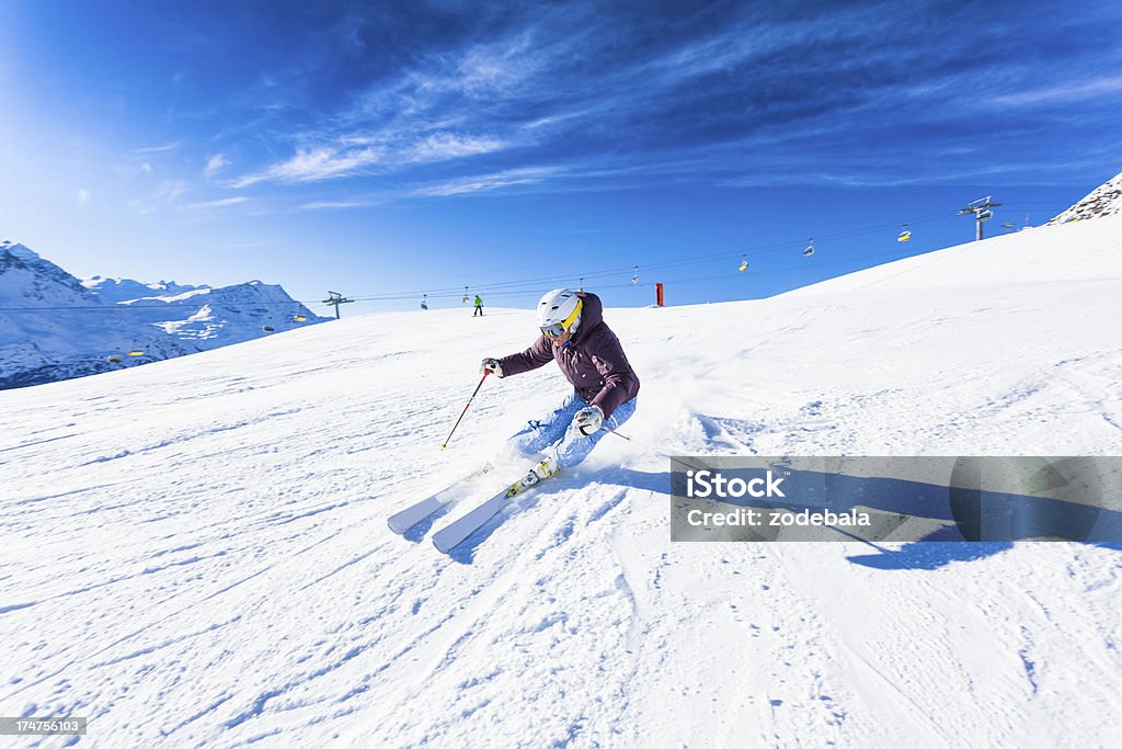 Kobieta narciarzem. w akcji na Alpy - Zbiór zdjęć royalty-free (Narciarstwo)