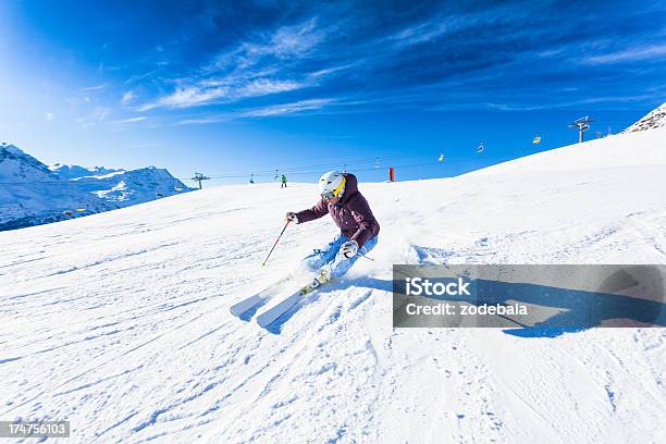 Kobieta Narciarzem W Akcji Na Alpy - zdjęcia stockowe i więcej obrazów Narciarstwo - Narciarstwo, Narta, Stok narciarski