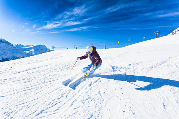 feminino esquiador em ação nos alpes - skiing sports race ski mountain range - fotografias e filmes do acervo