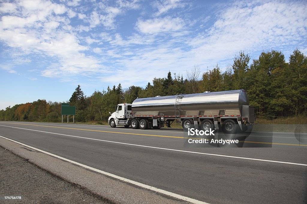 Ciężarówka Cysterna do przewozu mleka - Zbiór zdjęć royalty-free (Cysterna do przewozu mleka)