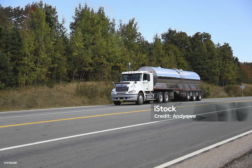 ミルクタンカートラック - ミルクタンカーのロイヤリティフリーストックフォト