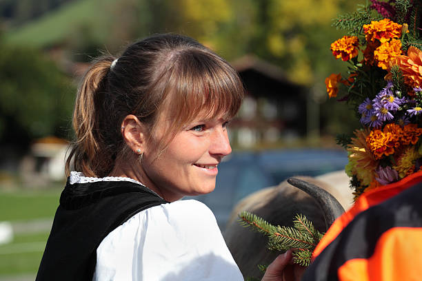 happy pretty suizo explotaciones agrícolas vaca chica prepara para mostrar - cow swiss culture switzerland cattle fotografías e imágenes de stock