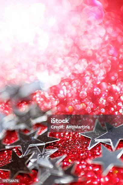 Silver Stelle Su Sfondo Rosso Brillante - Fotografie stock e altre immagini di A forma di stella - A forma di stella, Argentato, Brillante