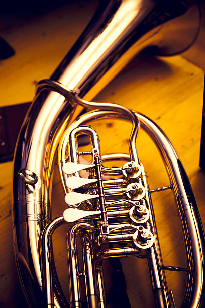 trompa de detalhes - brass band french horn brass instrument music - fotografias e filmes do acervo