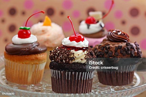 Placa De Cupcakes Decorativa - Fotografias de stock e mais imagens de Alimentação Não-saudável - Alimentação Não-saudável, Açúcar, Bandeja - Utensílio doméstico