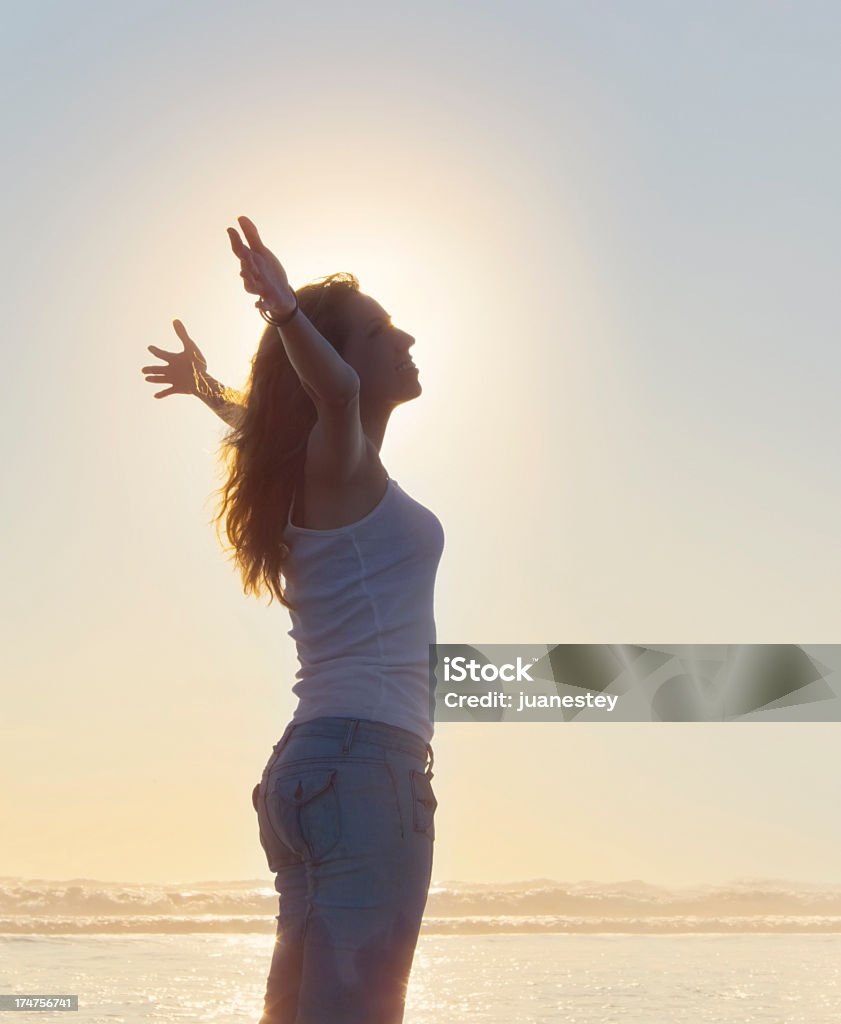 Jovem mulher tendo a liberdade e renovação no The Beach - Foto de stock de Cristianismo royalty-free