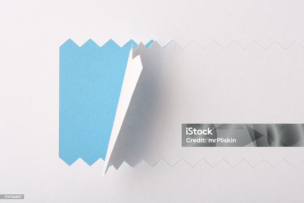 Dentado papel branco revela azul por baixo - Royalty-free Abaixo Foto de stock