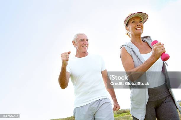 Llegar En Forma Como Un Equipo Foto de stock y más banco de imágenes de Pareja mayor - Pareja mayor, Actividades y técnicas de relajación, Ejercicio físico