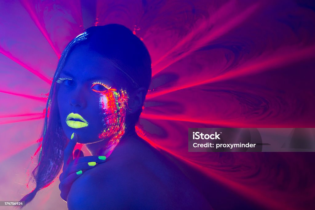 Frau Porträt mit Glühend Multi Farbige Make-up in schwarz, leichtes - Lizenzfrei Laserlicht Stock-Foto